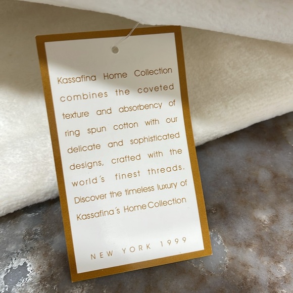 Beautiful bath towels. 100% cottonVelvety. Faded stain from the different fabric - Picture 2 of 5